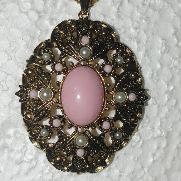 Avon Vintage Gold Tone Pendant Necklace Pink Faux Pearl Accents Oval Design - Picture 4 of 7